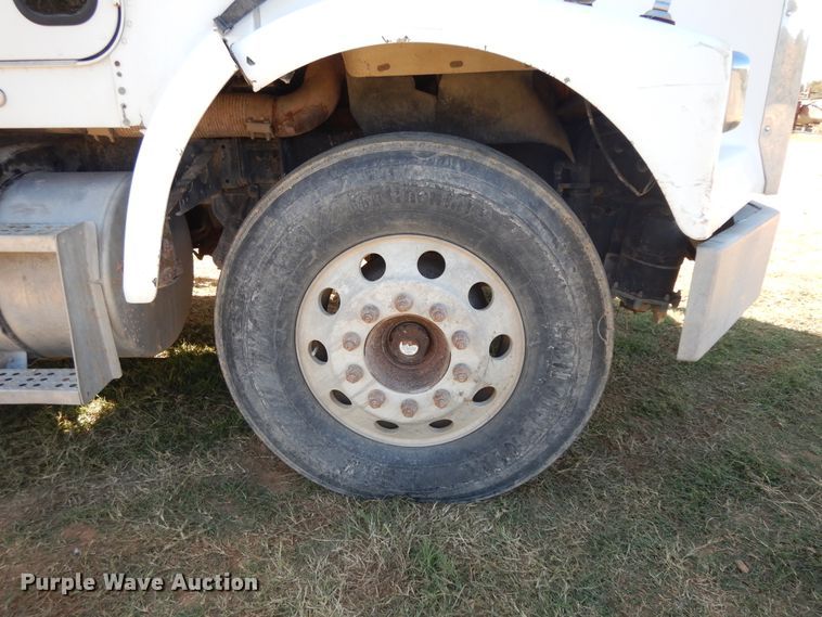 image for item DJ6718 2002 Freightliner FLD120SD  semi truck