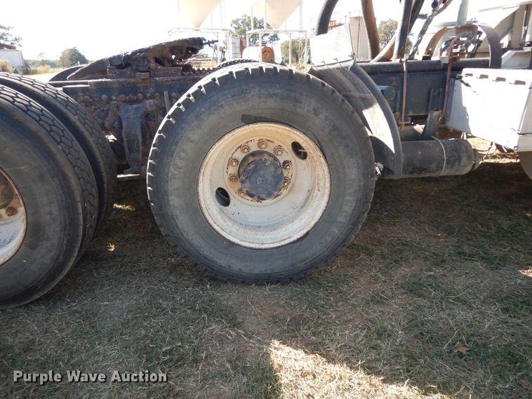 image for item DJ6718 2002 Freightliner FLD120SD  semi truck