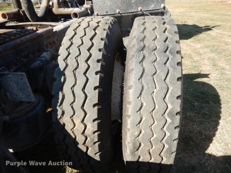 image for item DJ6718 2002 Freightliner FLD120SD  semi truck