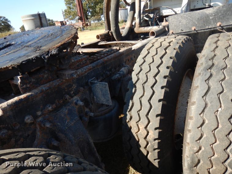 image for item DJ6718 2002 Freightliner FLD120SD  semi truck