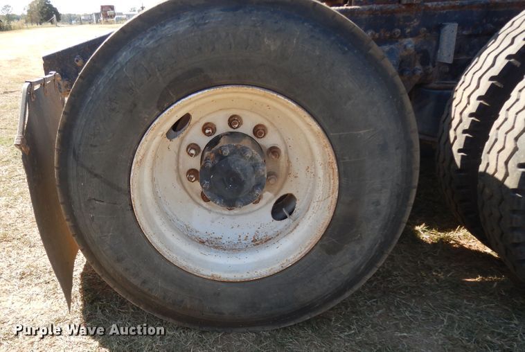 image for item DJ6718 2002 Freightliner FLD120SD  semi truck