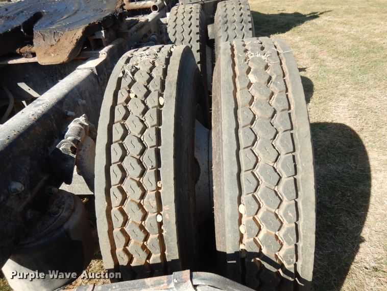 image for item DJ6718 2002 Freightliner FLD120SD  semi truck