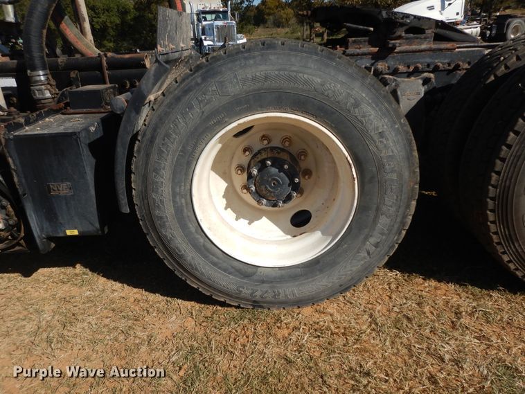 image for item DJ6718 2002 Freightliner FLD120SD  semi truck