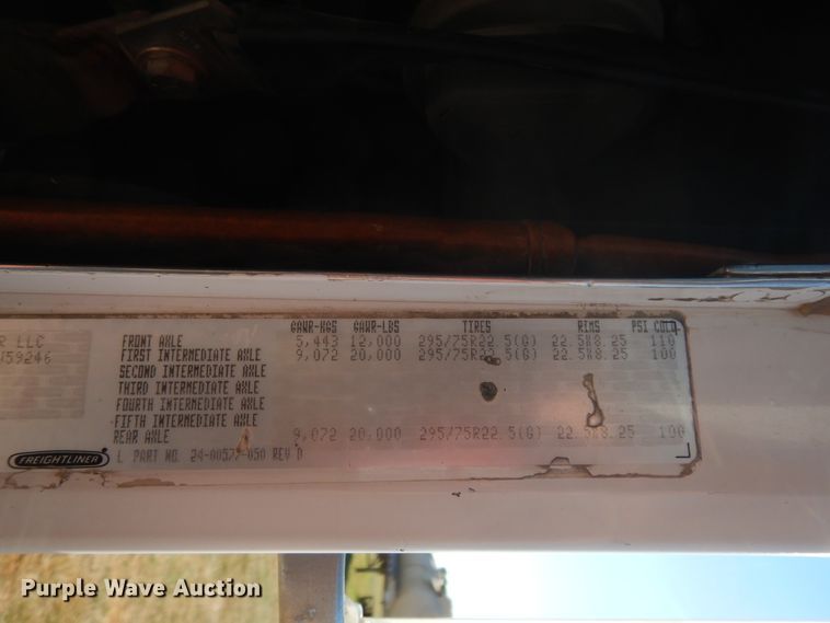 image for item DJ6718 2002 Freightliner FLD120SD  semi truck