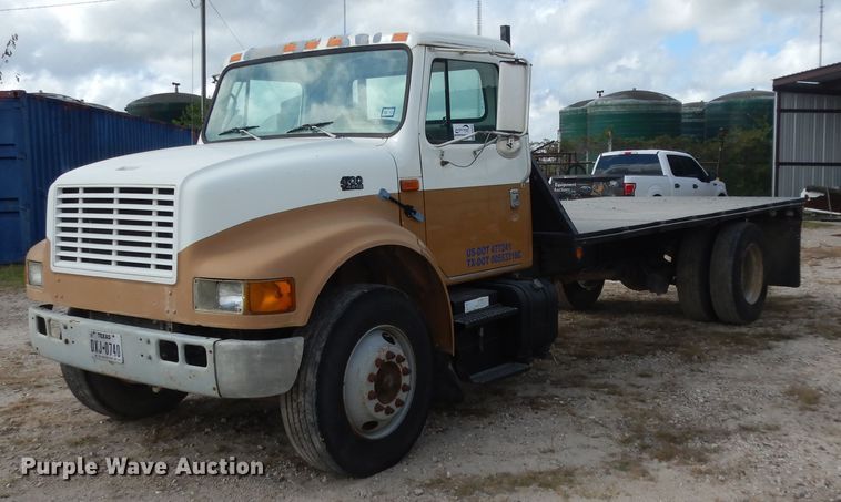 image for item DJ6725 2002 International 4700  flatbed truck
