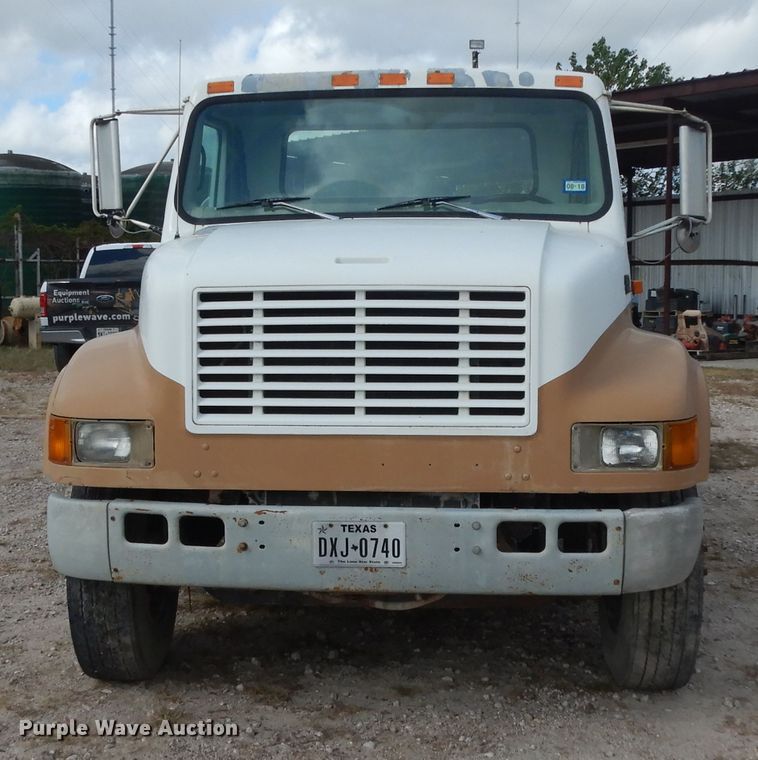 image for item DJ6725 2002 International 4700  flatbed truck