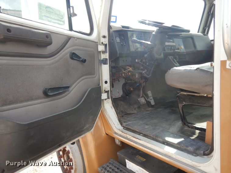 image for item DJ6725 2002 International 4700  flatbed truck