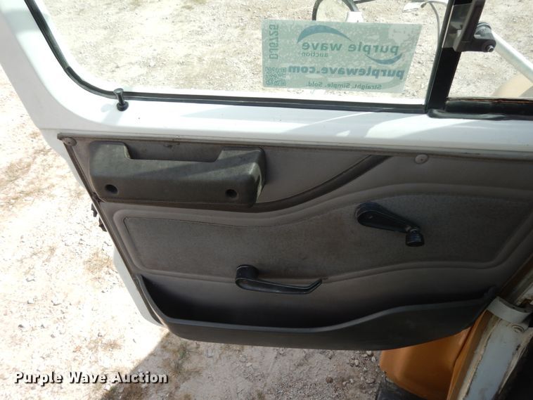 image for item DJ6725 2002 International 4700  flatbed truck