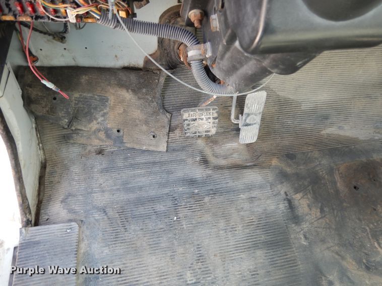 image for item DJ6725 2002 International 4700  flatbed truck