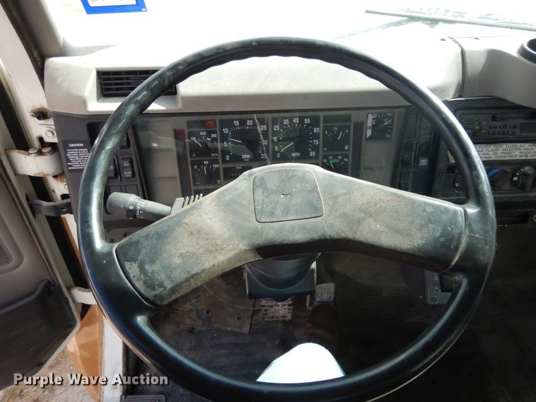 image for item DJ6725 2002 International 4700  flatbed truck