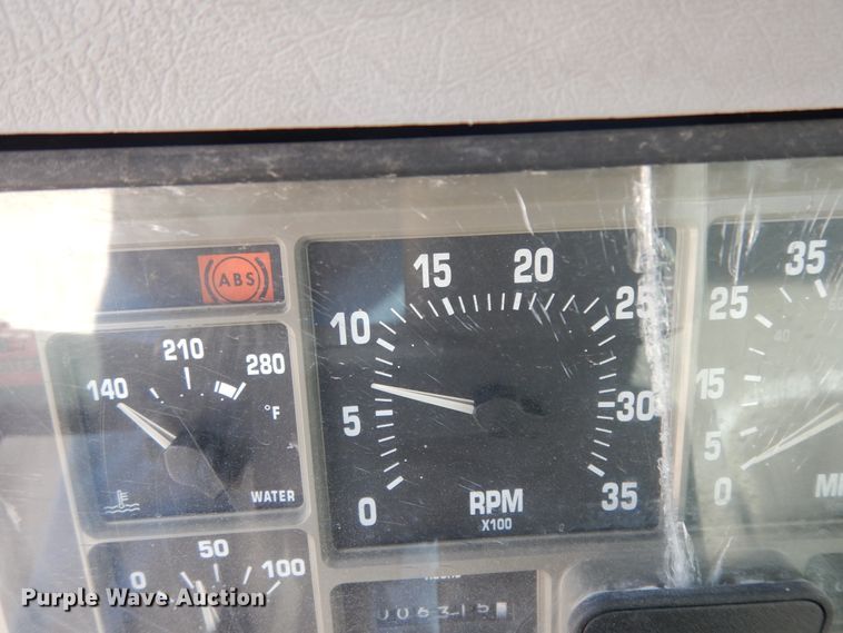 image for item DJ6725 2002 International 4700  flatbed truck