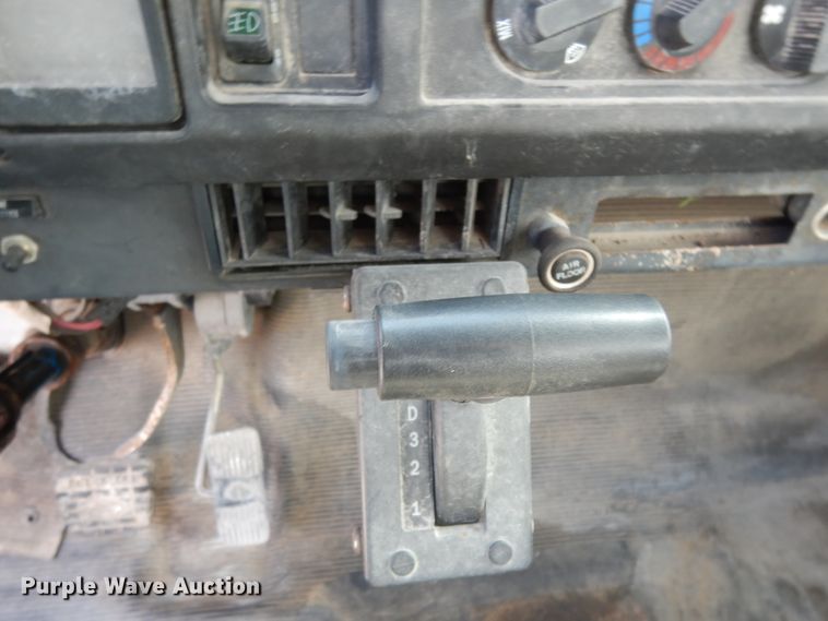 image for item DJ6725 2002 International 4700  flatbed truck