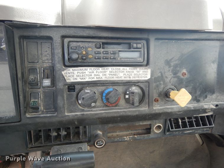 image for item DJ6725 2002 International 4700  flatbed truck