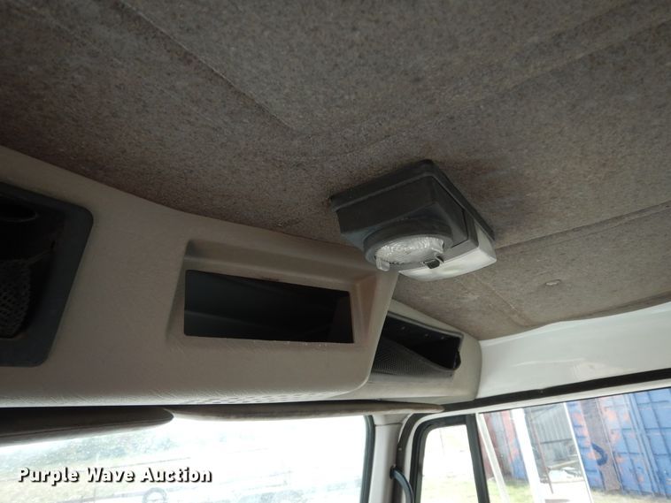 image for item DJ6725 2002 International 4700  flatbed truck