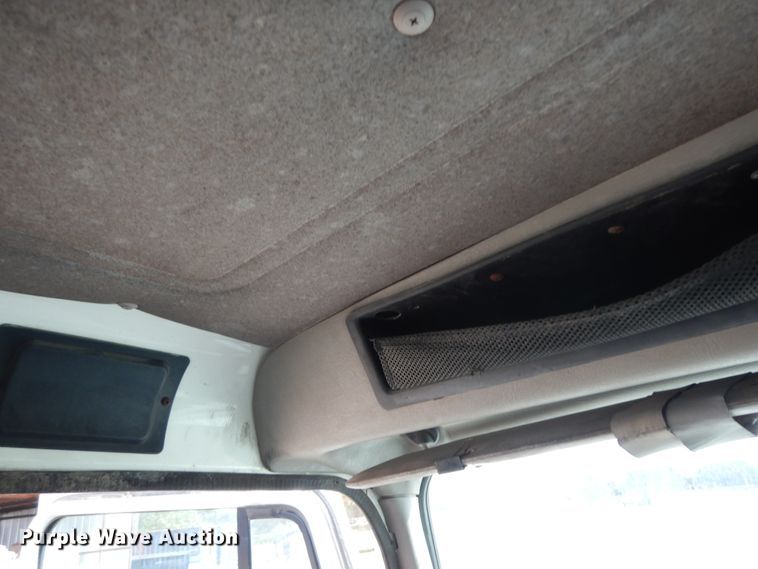 image for item DJ6725 2002 International 4700  flatbed truck