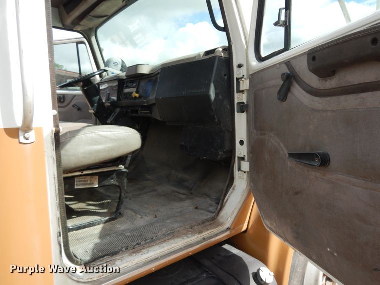 image for item DJ6725 2002 International 4700  flatbed truck