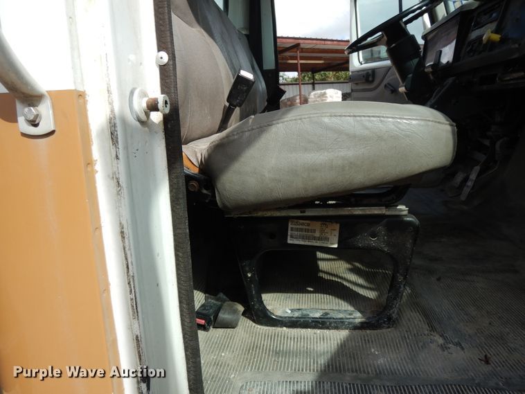 image for item DJ6725 2002 International 4700  flatbed truck