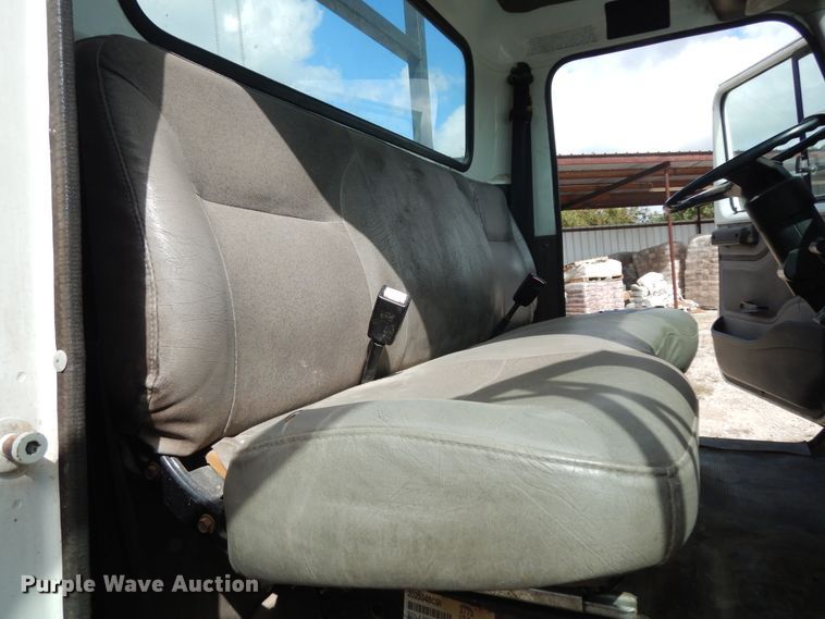 image for item DJ6725 2002 International 4700  flatbed truck