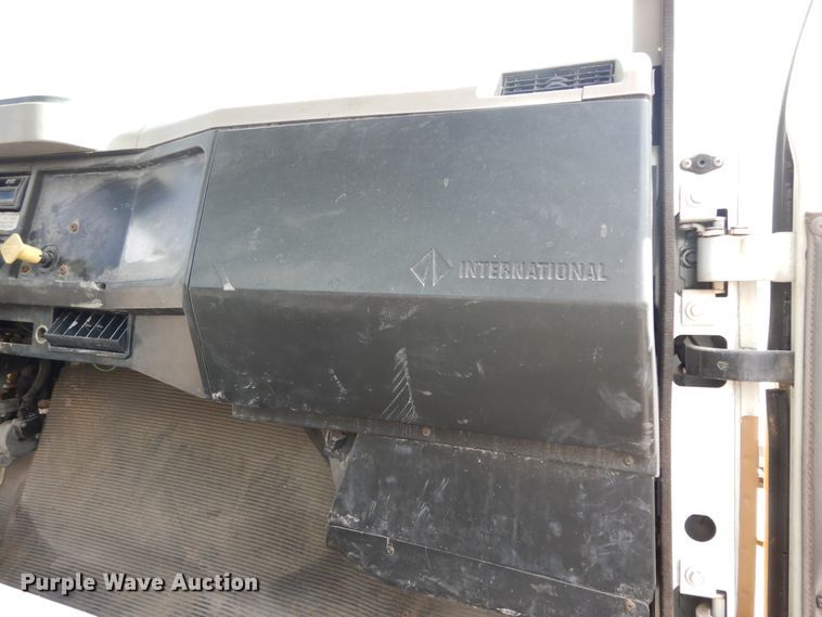 image for item DJ6725 2002 International 4700  flatbed truck