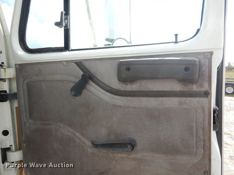 image for item DJ6725 2002 International 4700  flatbed truck