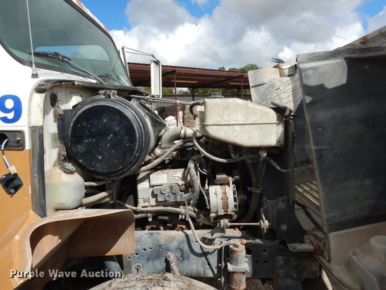 image for item DJ6725 2002 International 4700  flatbed truck