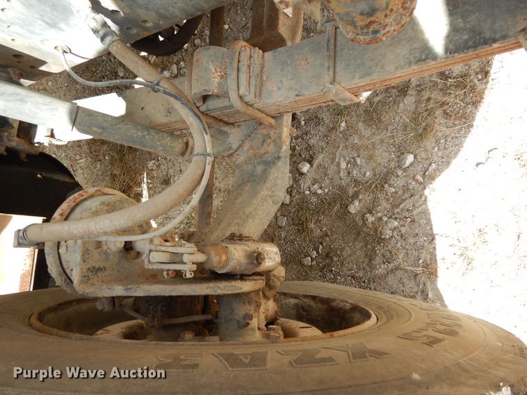 image for item DJ6725 2002 International 4700  flatbed truck