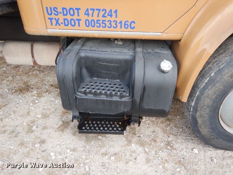 image for item DJ6725 2002 International 4700  flatbed truck