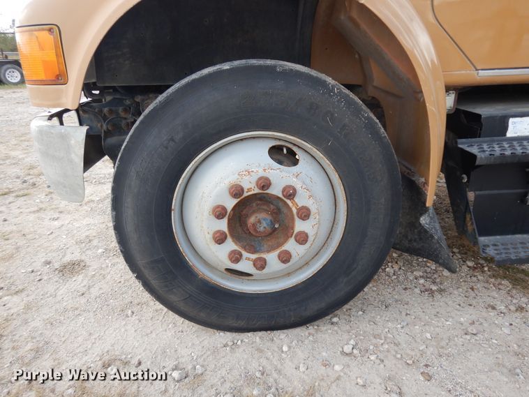 image for item DJ6725 2002 International 4700  flatbed truck