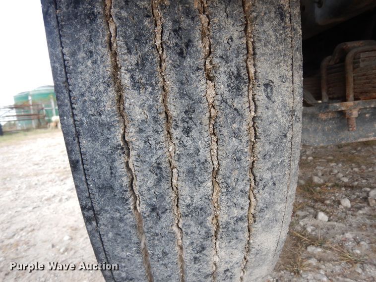 image for item DJ6725 2002 International 4700  flatbed truck