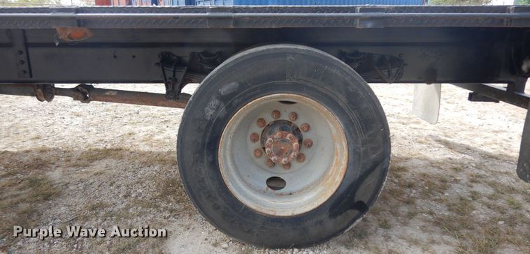 image for item DJ6725 2002 International 4700  flatbed truck