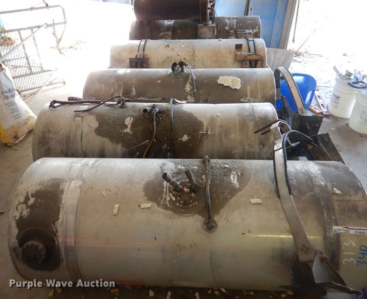 image for item DY9583 (5) fuel tanks