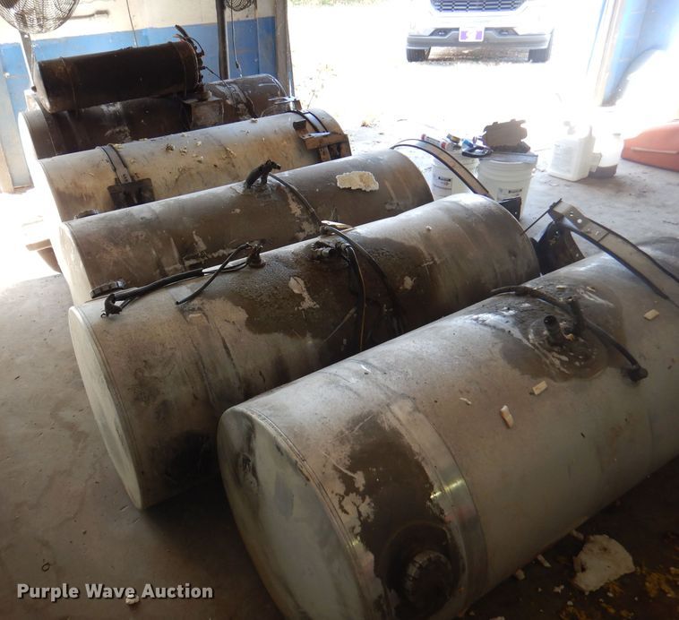 image for item DY9583 (5) fuel tanks