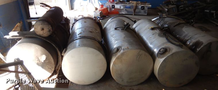 image for item DY9583 (5) fuel tanks