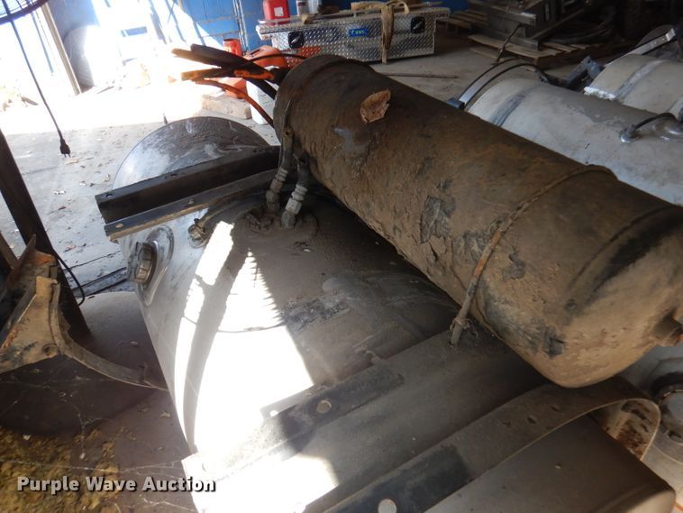 image for item DY9583 (5) fuel tanks