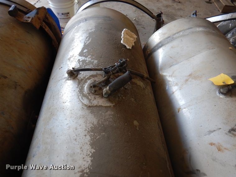 image for item DY9583 (5) fuel tanks