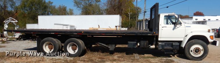 image for item DY9587 1996 Ford FT900  rollback truck