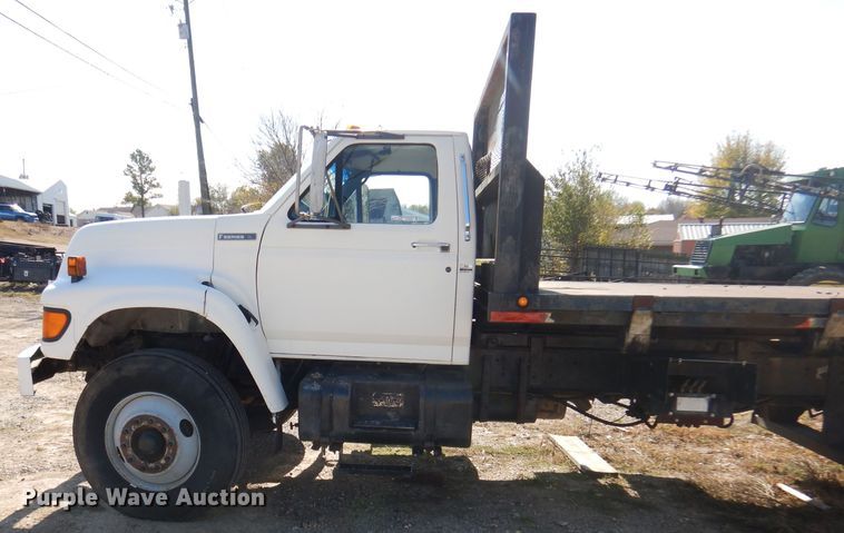 image for item DY9587 1996 Ford FT900  rollback truck