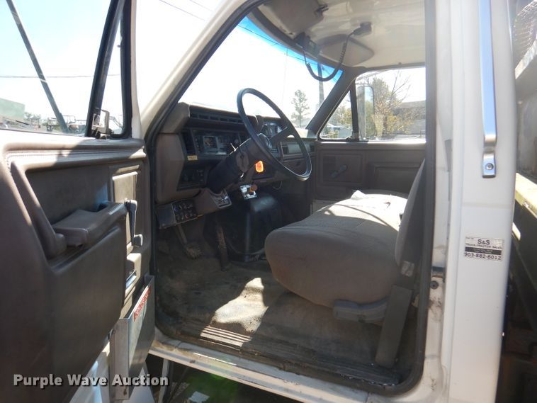 image for item DY9587 1996 Ford FT900  rollback truck