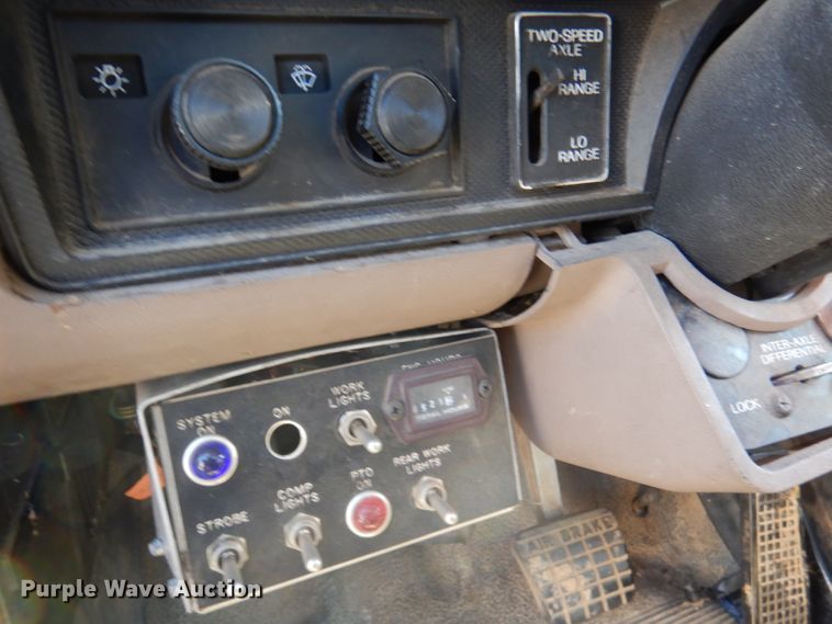 image for item DY9587 1996 Ford FT900  rollback truck