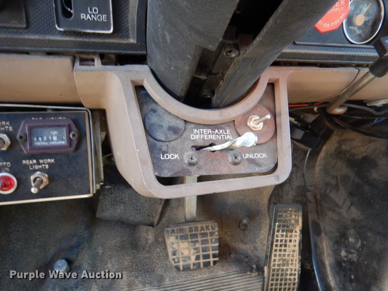 image for item DY9587 1996 Ford FT900  rollback truck