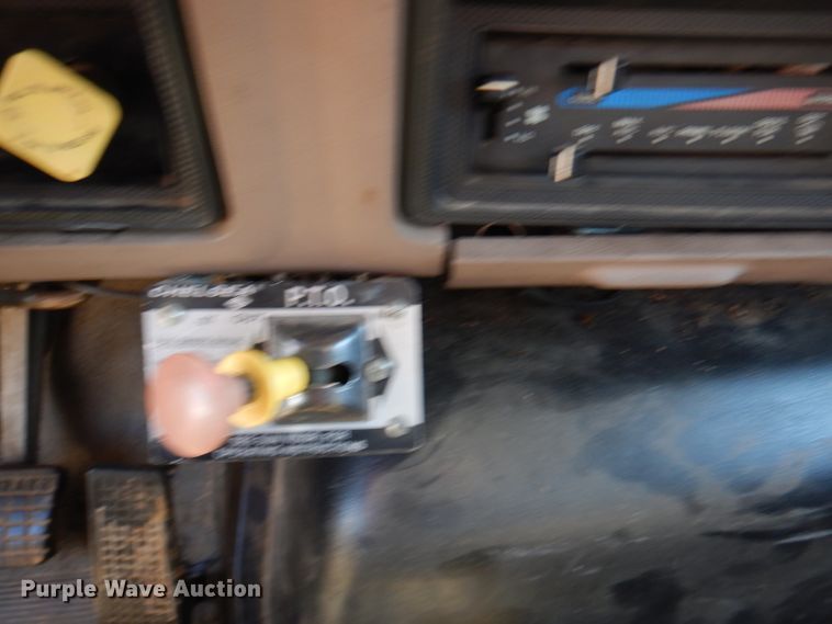 image for item DY9587 1996 Ford FT900  rollback truck