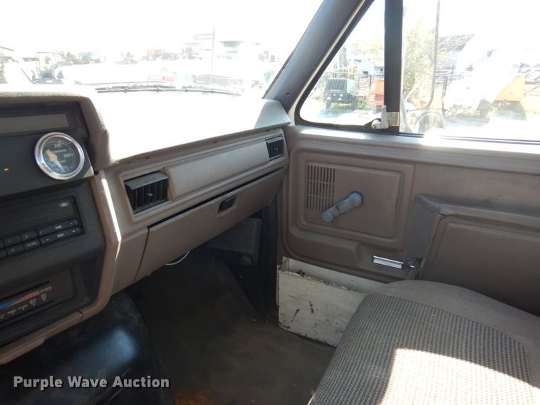 image for item DY9587 1996 Ford FT900  rollback truck