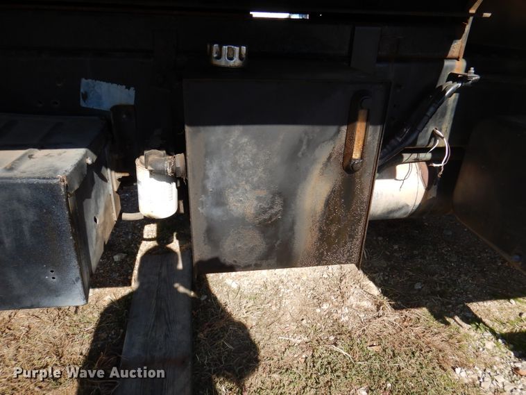 image for item DY9587 1996 Ford FT900  rollback truck