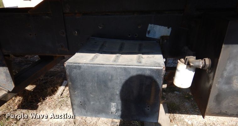 image for item DY9587 1996 Ford FT900  rollback truck