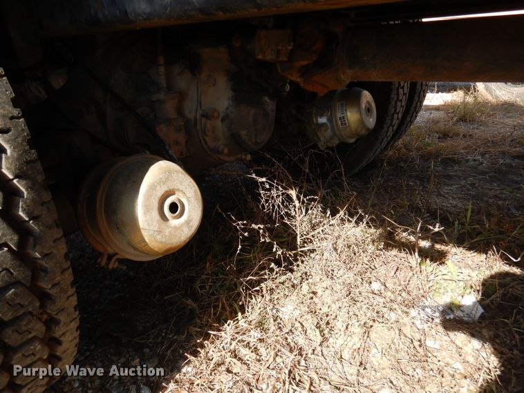 image for item DY9587 1996 Ford FT900  rollback truck