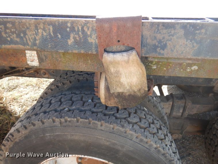 image for item DY9587 1996 Ford FT900  rollback truck