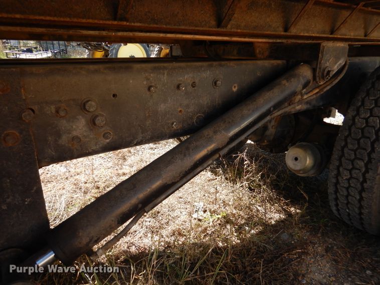 image for item DY9587 1996 Ford FT900  rollback truck