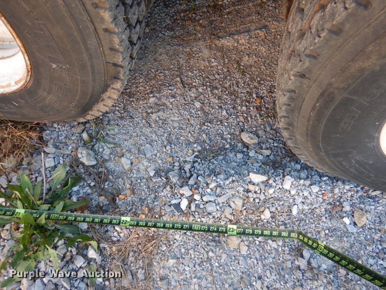 image for item DY9587 1996 Ford FT900  rollback truck