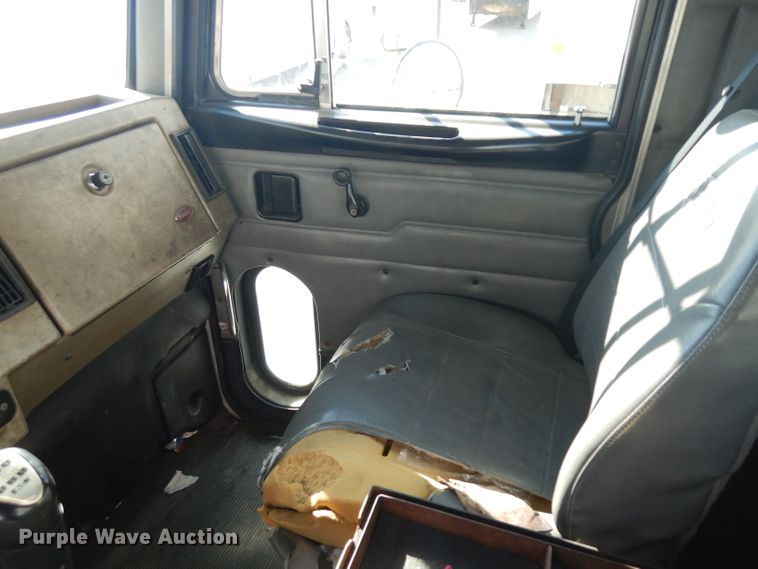 image for item EY9047 2003 Peterbilt 330  semi truck