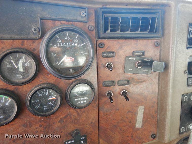 image for item EY9047 2003 Peterbilt 330  semi truck